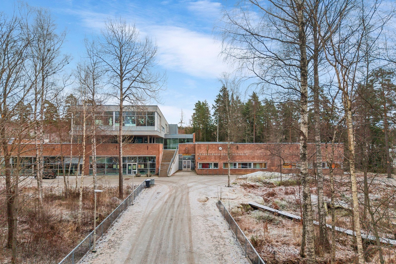 Bakkeløkka ungdomsskole ligger ca. 1 km. fra boligen Galleribilde