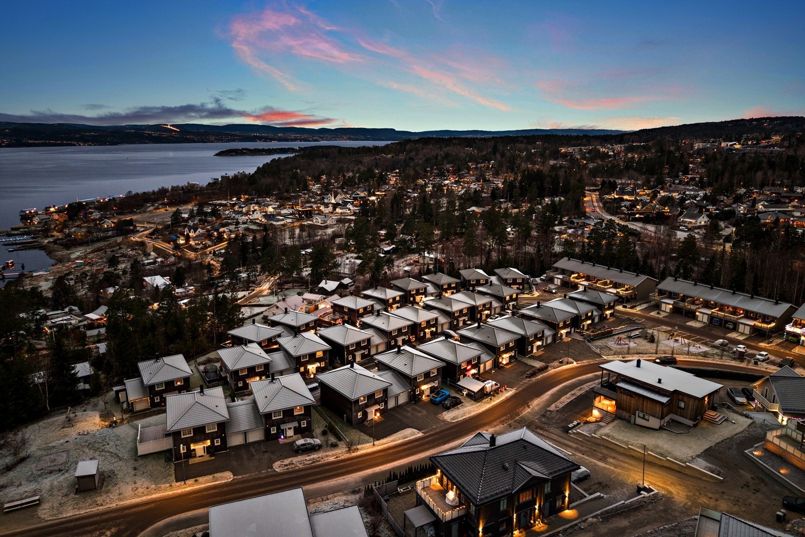 Det er kort vei til FIF-huset med moderne kunstgressbane og Bakkeløkka ungdomsskole med flerbrukshall som benyttes til turneringer og arrangementer Galleribilde