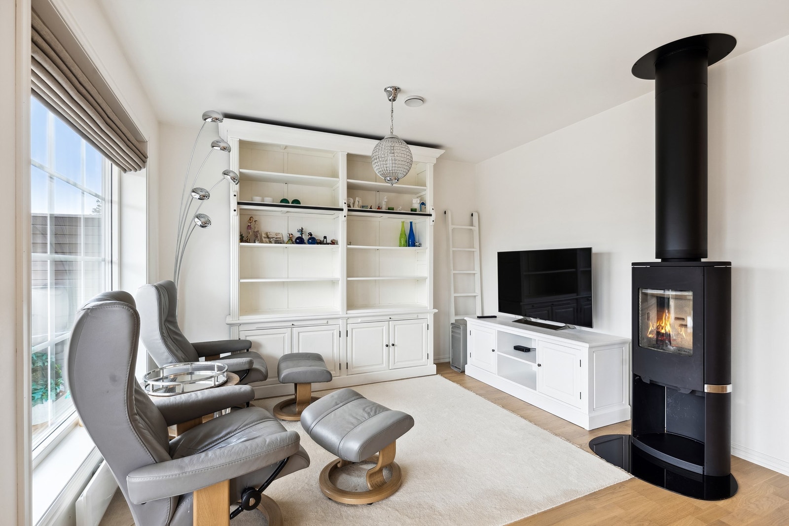 Peisovn plassert sentralt i rommet som avgir god varme Galleribilde