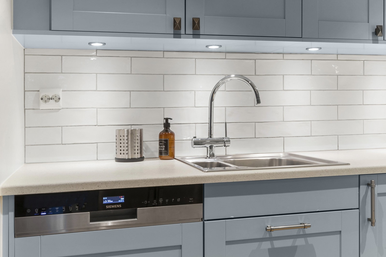 Kjøkkenet er utstyrt med side-by-side kombiskap, delvis integrert oppvaskmaskin, platetopp, stekeovn, mikro og kaffemaskin Galleribilde