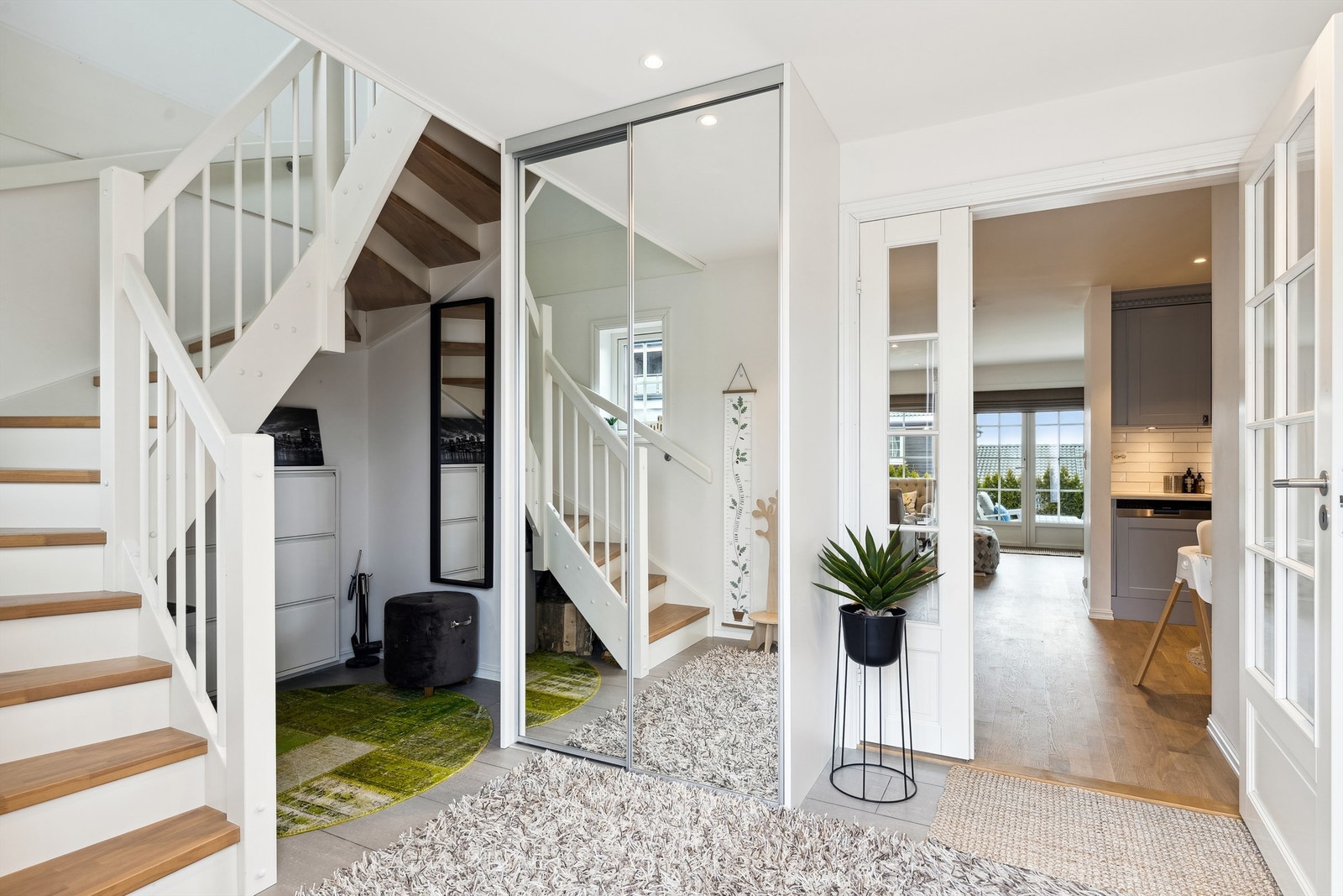 Velkommen inn i en flislagt entré med skyvedørsgarderobe Galleribilde