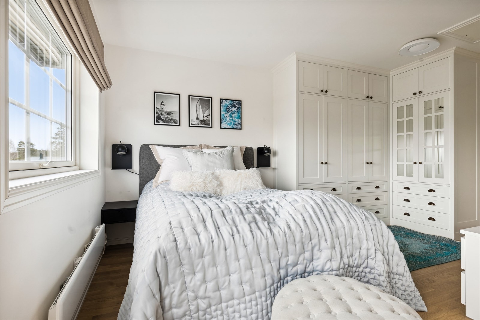 Hovedsoverom har tilpassede løsninger og egendesignet garderobeskap, bygd av møbelsnekker Galleribilde