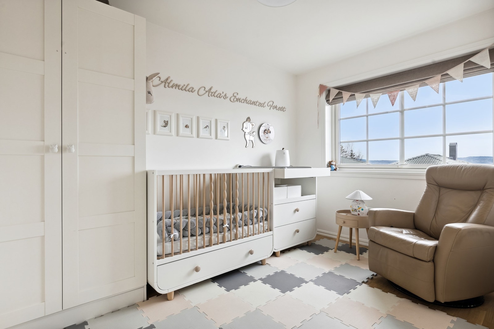 Alle soverommene ligger i samme etasje. Det er montert zip-screen på barnerommet Galleribilde