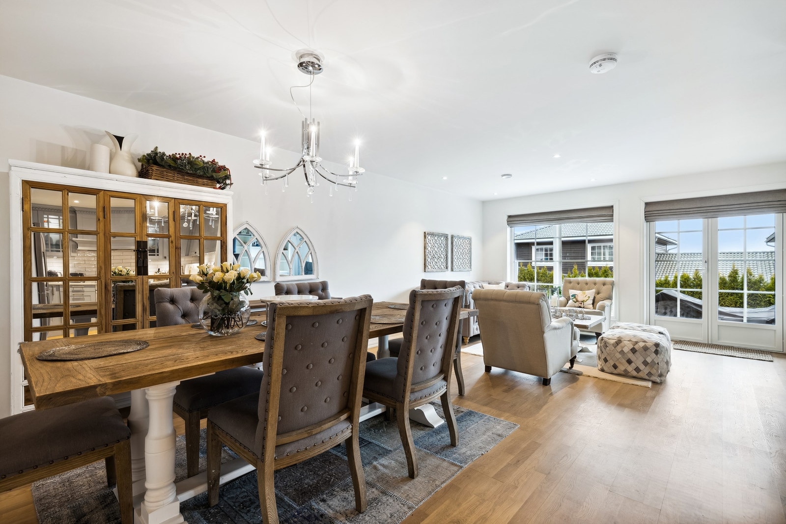 Stuen har store vinduer mot vest som gir en god naturlig belysning Galleribilde