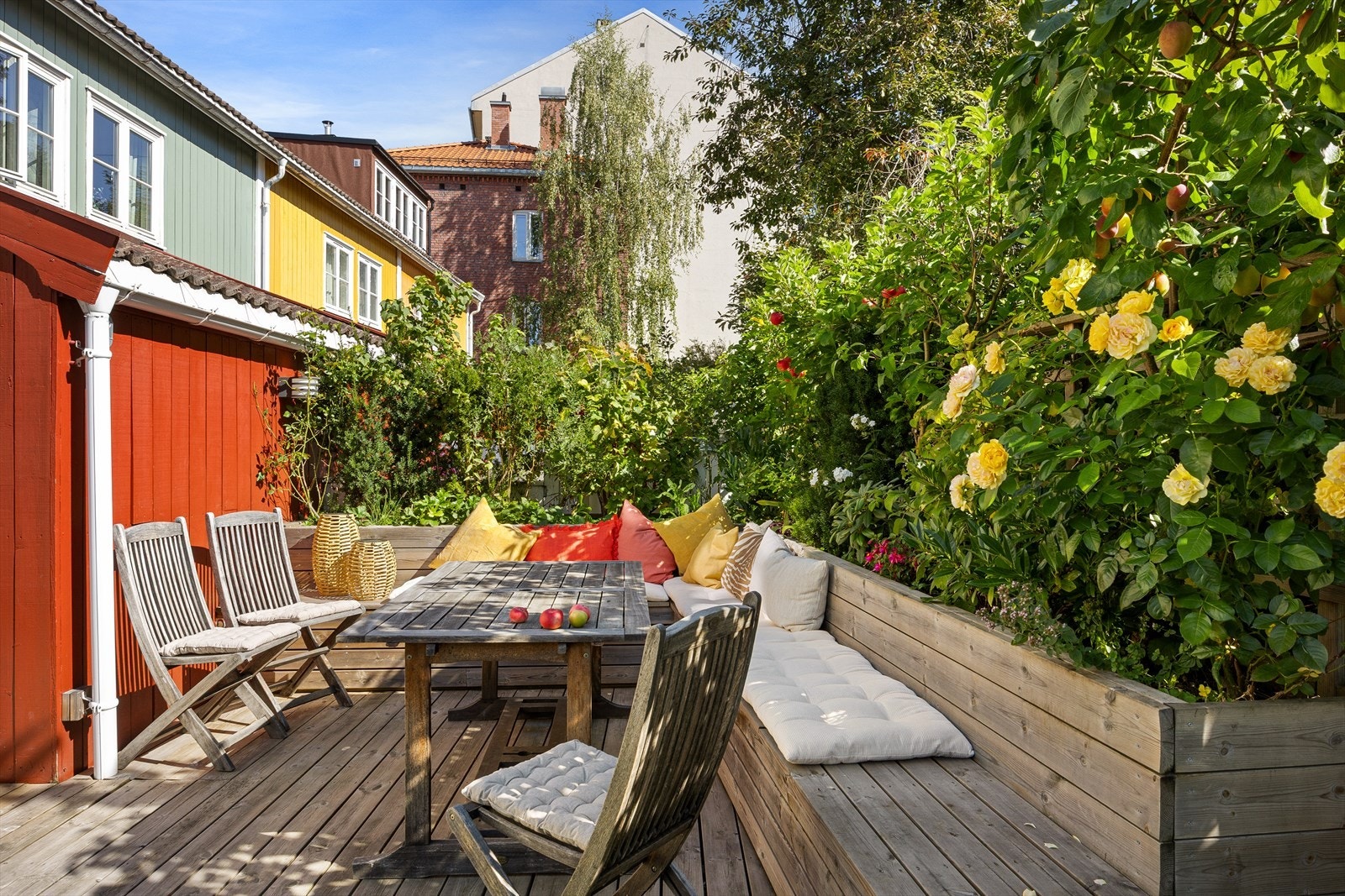 I en lun krok på markterrassen er det plassbygde benker og blomsterkasser. Galleribilde