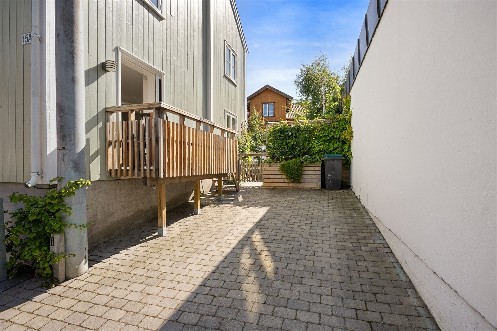 Parkeringsplass rett ved huset. Adkomst til spiseplassen ved kjøkkenet via en trapp som kan lukkes til en veranda. Galleribilde