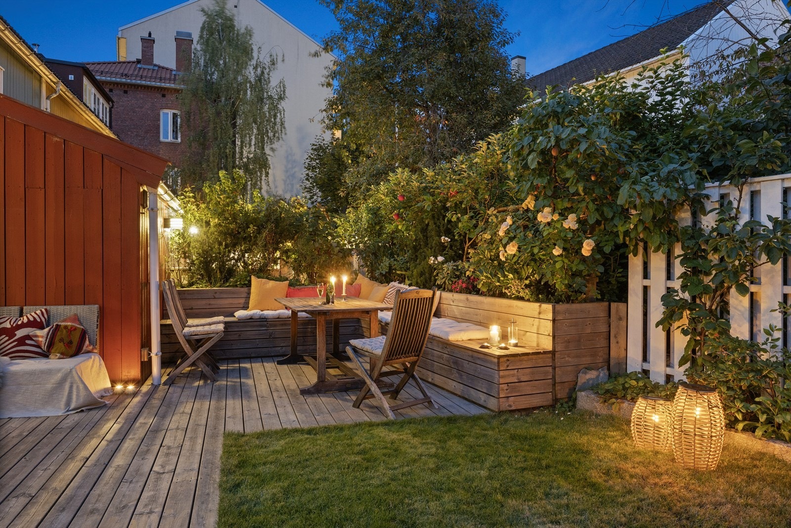 Kveldsstemning i den frodige og velstelte hagen. Galleribilde