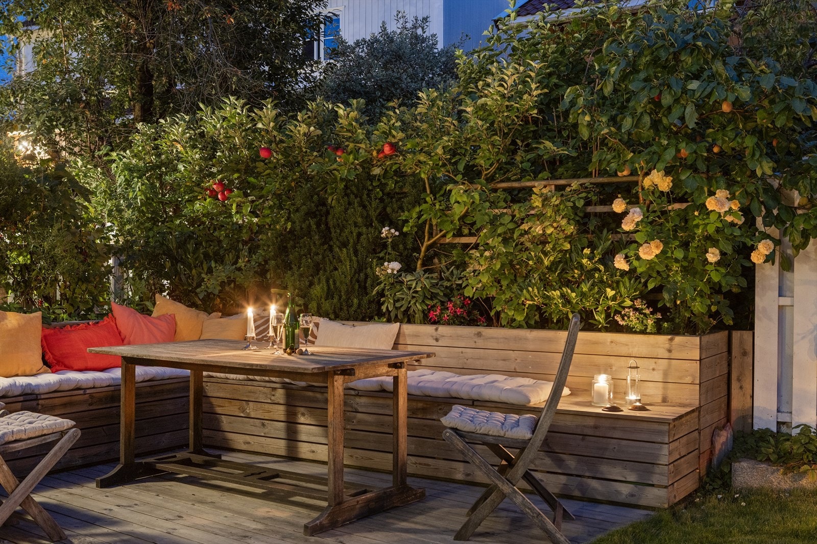 Den hyggelige uteplassen legger til rette for gode samtaler og hyggelige sommerkvelder. Galleribilde