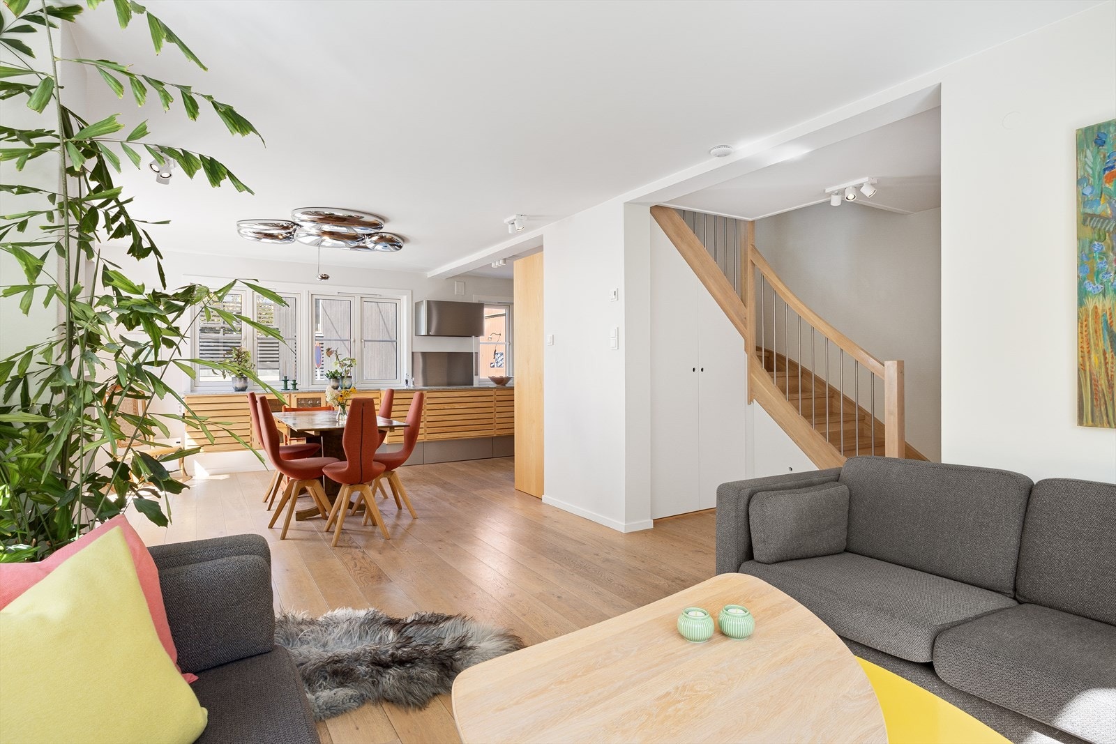 Stuen og kjøkkenet danner et herlig allrom som dekker nesten hele 1. etasje. Galleribilde