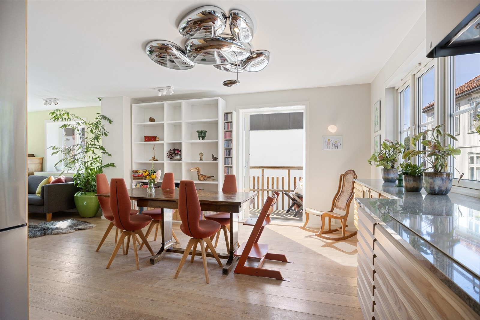 Via en skyvedør i glass fra 2021 er det utgang fra spiseplassen til en liten balkong med trapp ned til gårdsplassen. Galleribilde