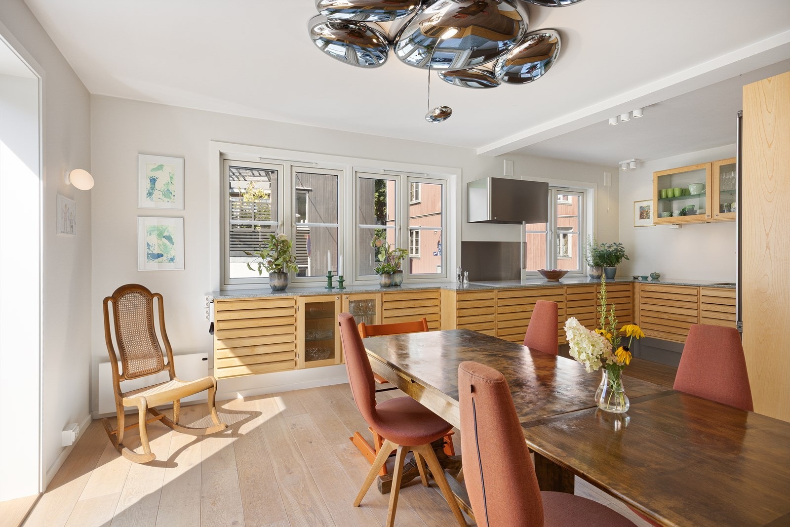 Nærheten mellom spiseplassen og kjøkkenet gjør serveringen enkel og matlagingen sosial. Galleribilde