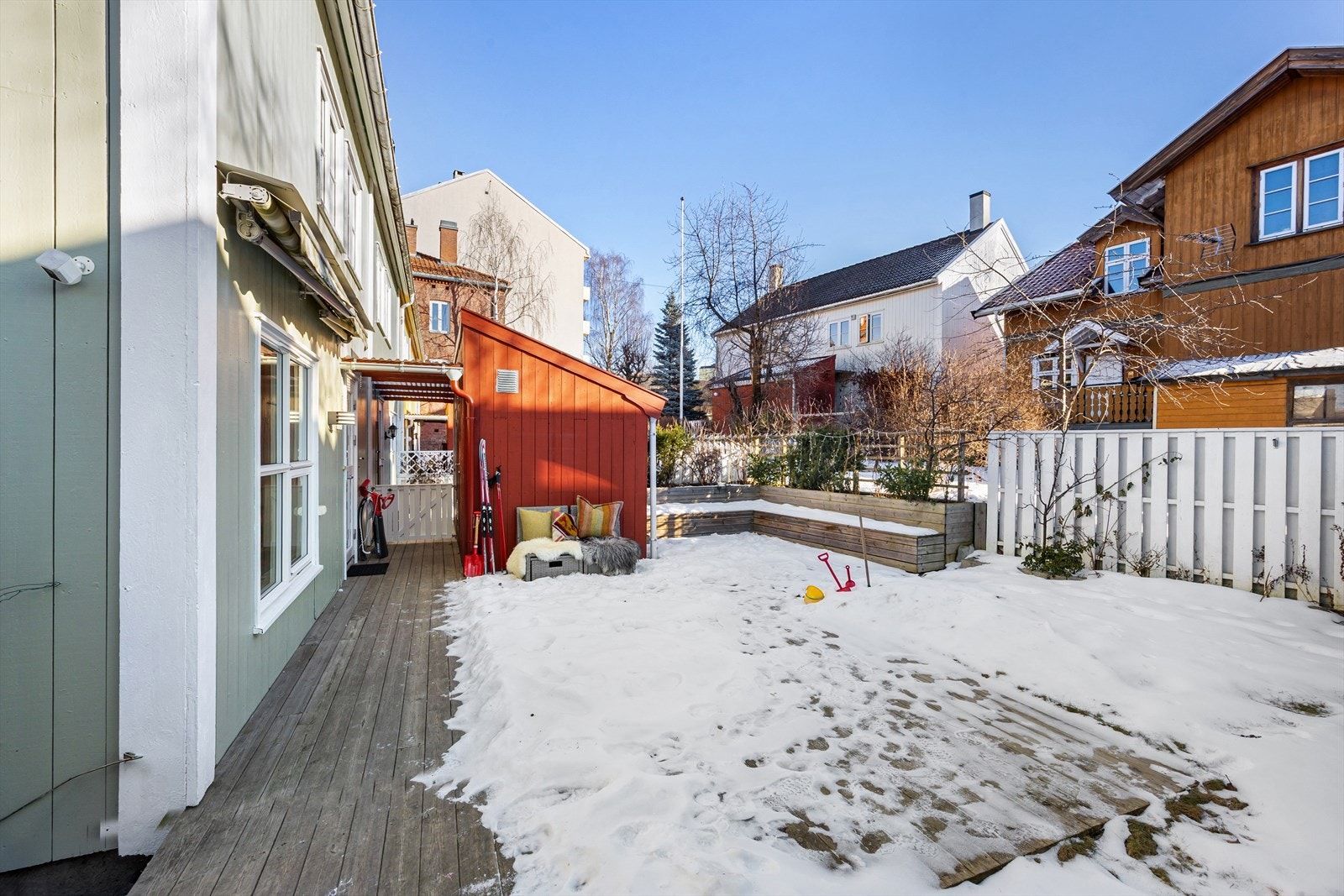 I 2020 ble uteområdene oppgradert med utvidet markterrasse, ny jord, plantekasser og benker, granittkanter og sandkasse, samt gjerde med sykkeltak. Galleribilde