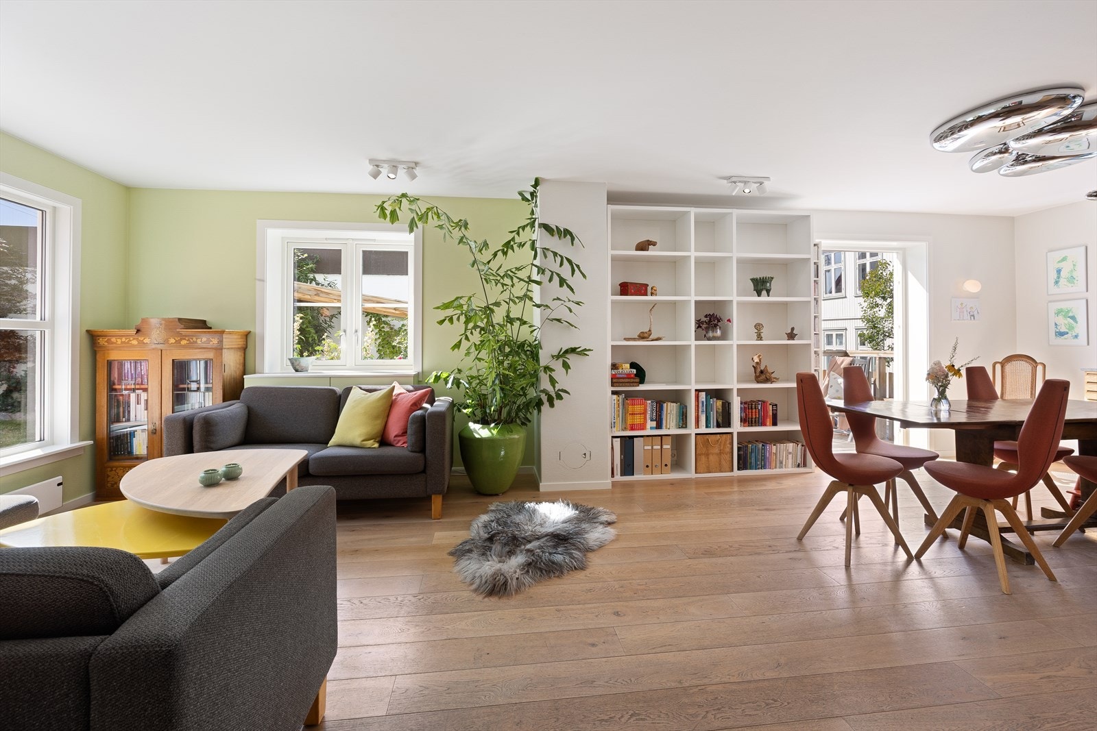 Det er enstavs eikeparkett på alle gulv som ikke er flislagt. Plassbygd TV-skap foran det ene vinduet. Galleribilde