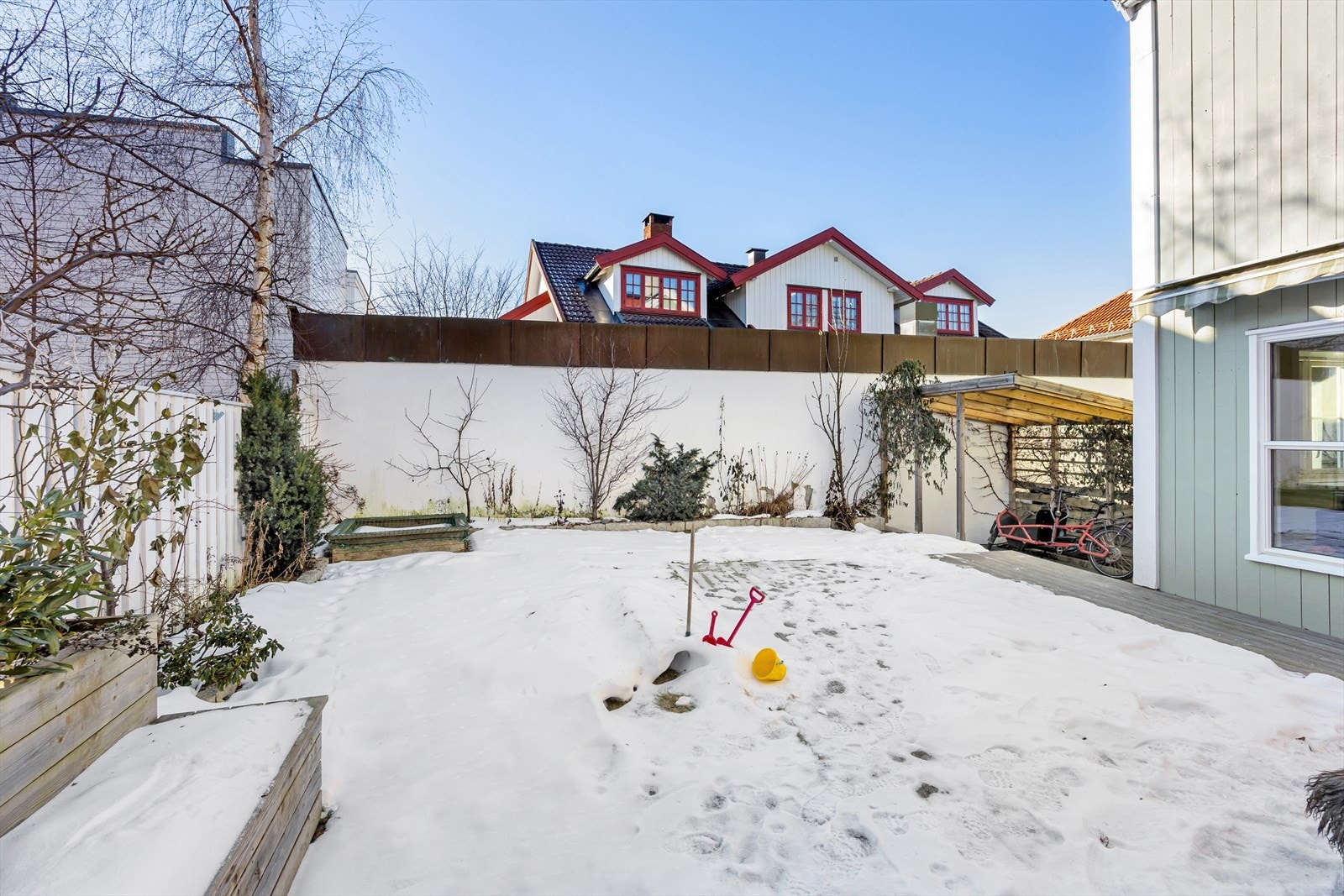 Markterrassen er på ca. 28 kvm, med god plass til grill og utemøblement. Galleribilde