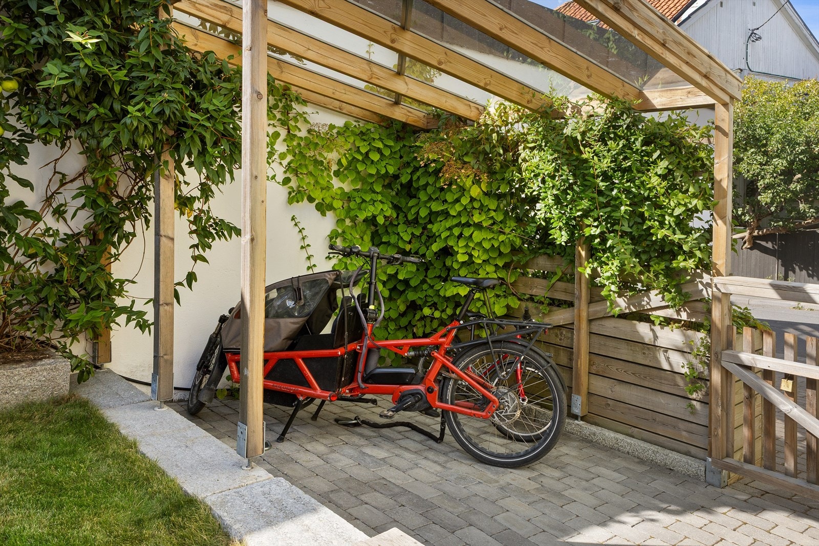 Ved gårdsplassen er det en overbygd sykkelparkering med nedstøpte låsfester. Galleribilde