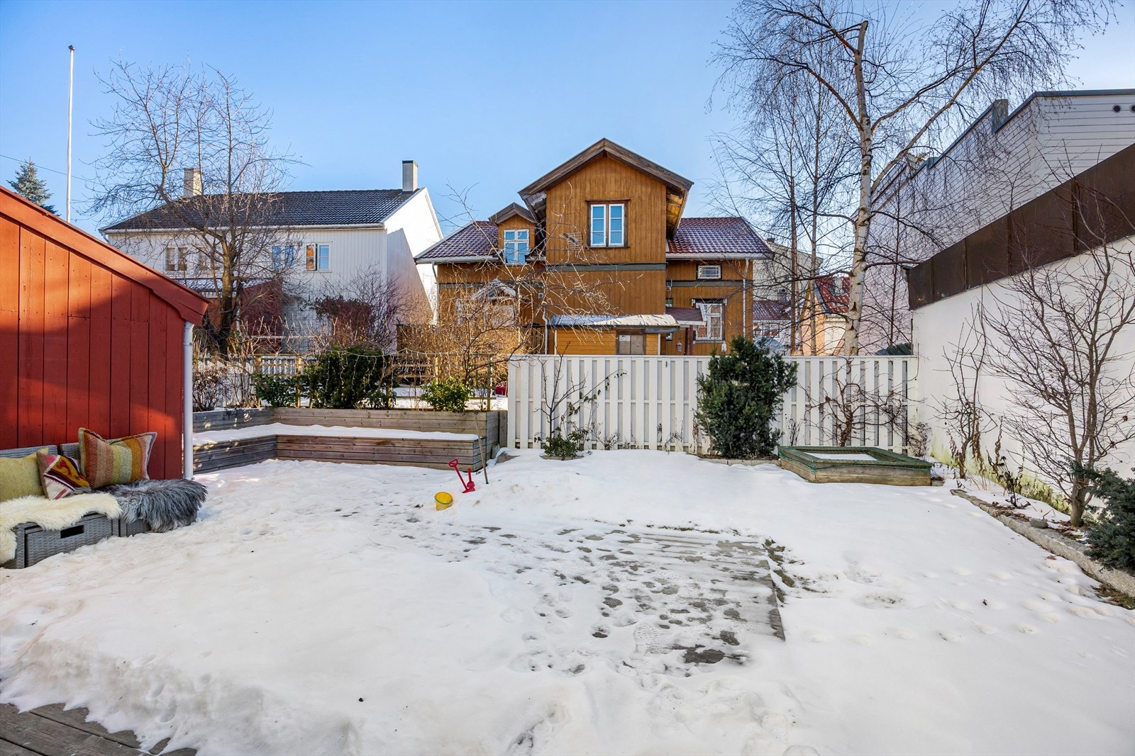 Den romslige uteplassen og hagen gleder store og små, sommer som vinter. Galleribilde