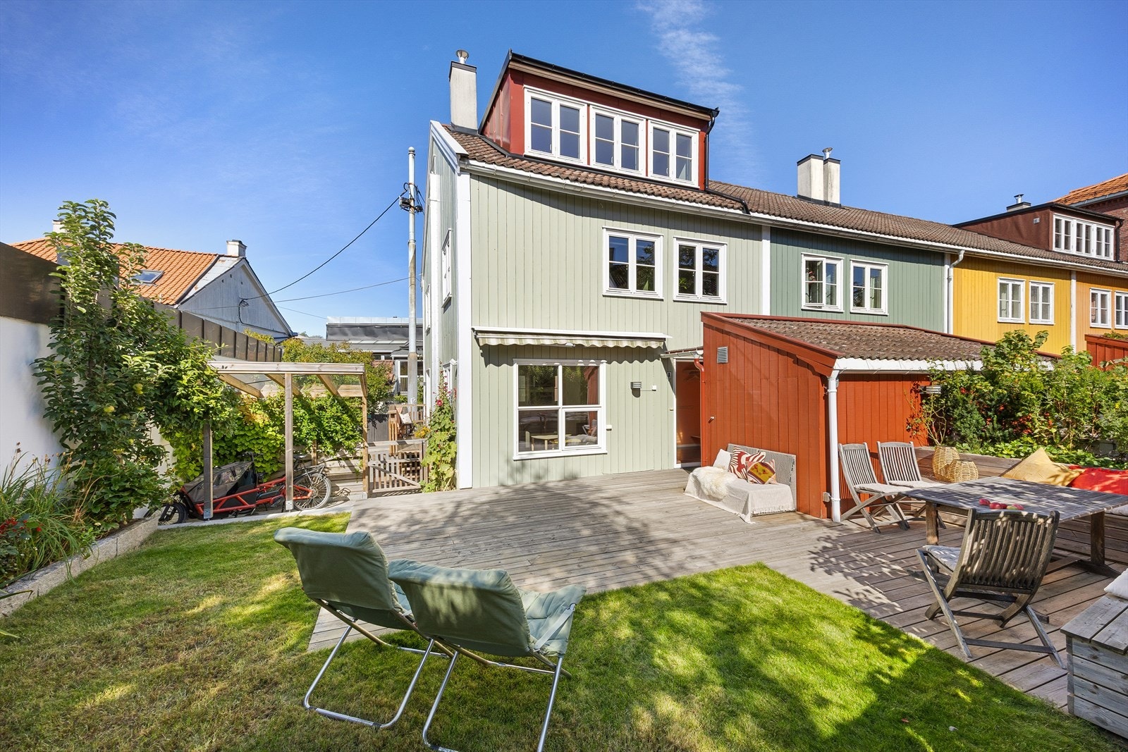 Boligen ble omfattende oppgradert i 2020 med en ekstra etasje, nytt tak, nye vinduer, plassbygde løsninger, kvalitetsbelysning m.m. Galleribilde