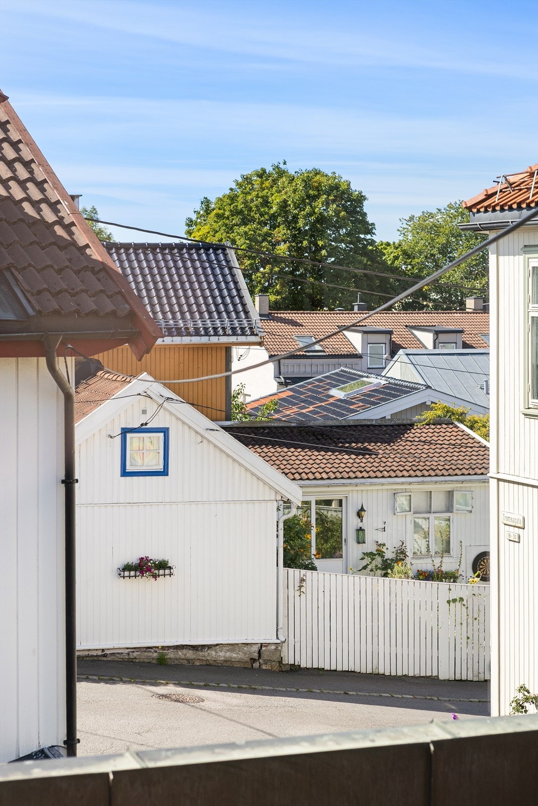 Eiendommen ligger særdeles attraktivt til, med godt utsyn til et aktivt og inkluderende nabolag. Galleribilde