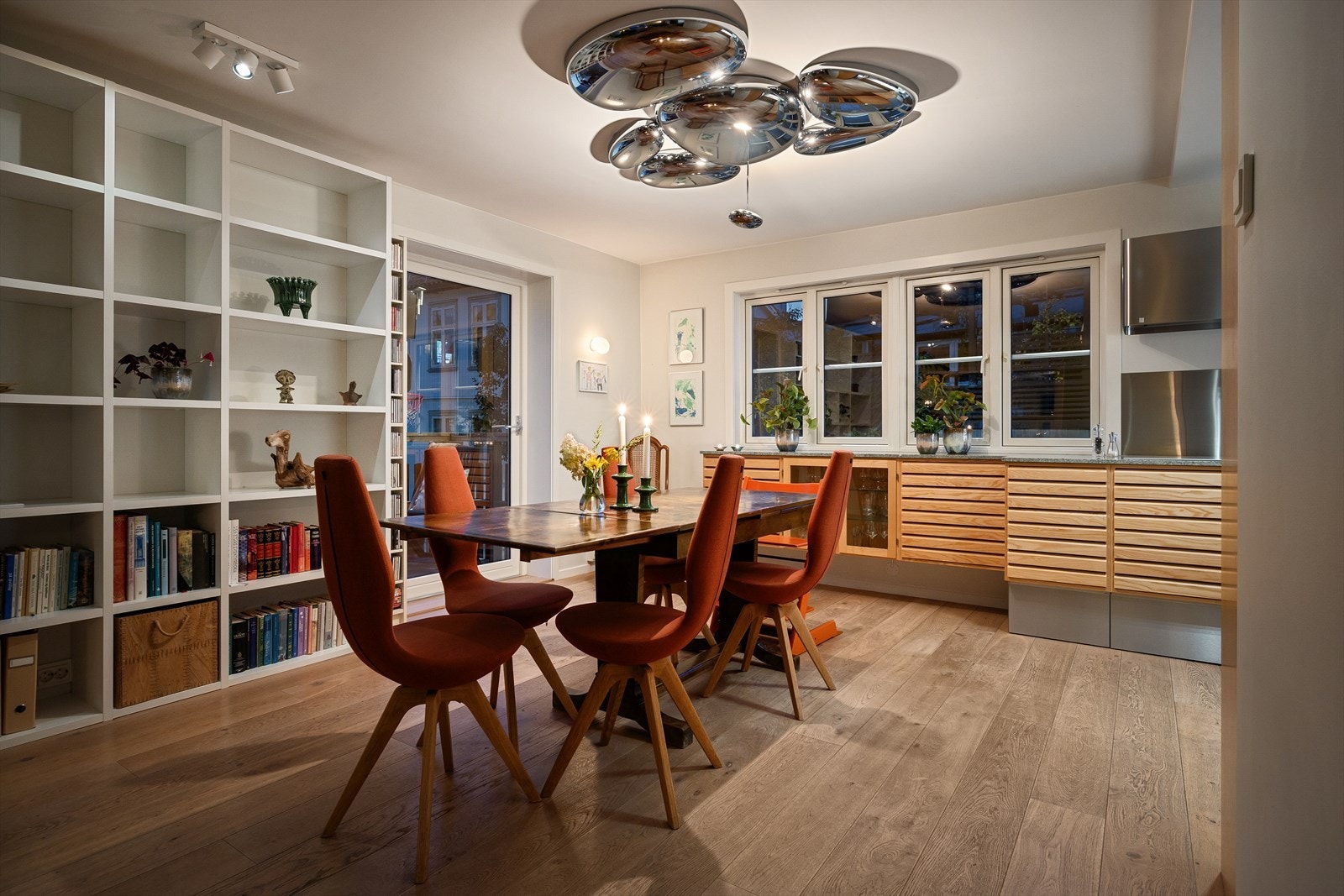 Her ligger alt til rette for å samle familie og venner til hyggelige måltider. Galleribilde