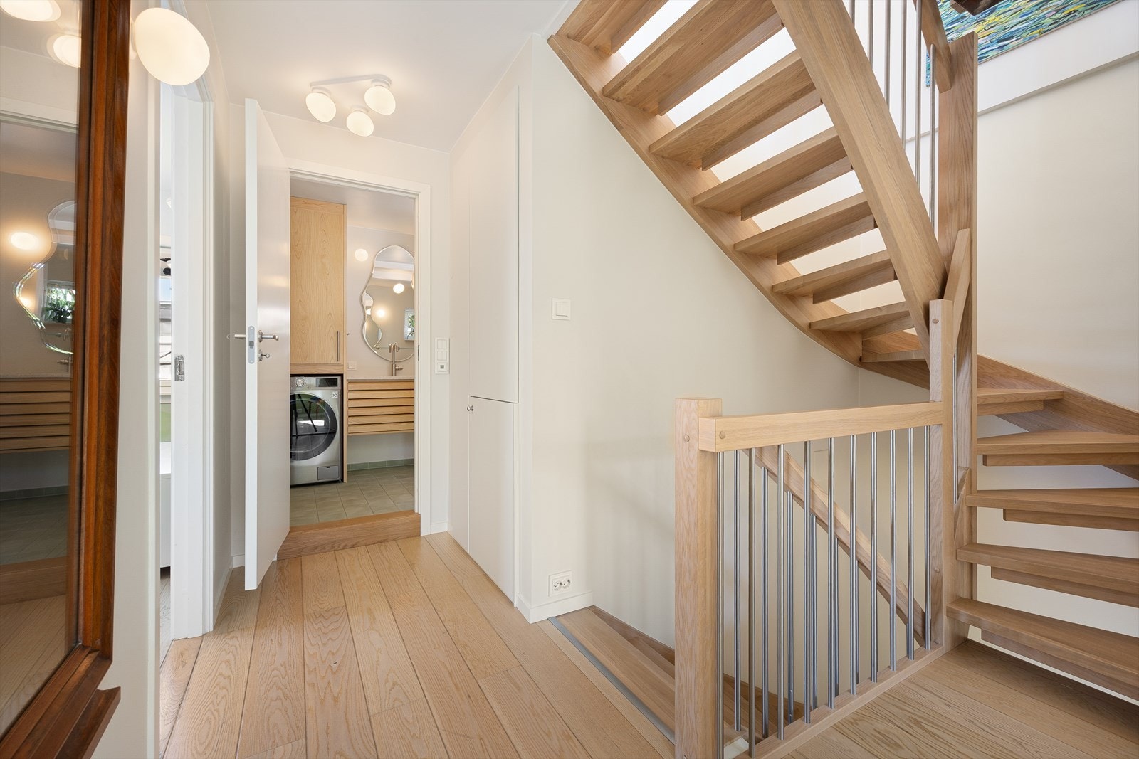 Alle trapper er i eik og nye i 2020. Skapet utenfor badet rommer en ekstra fryser. Galleribilde