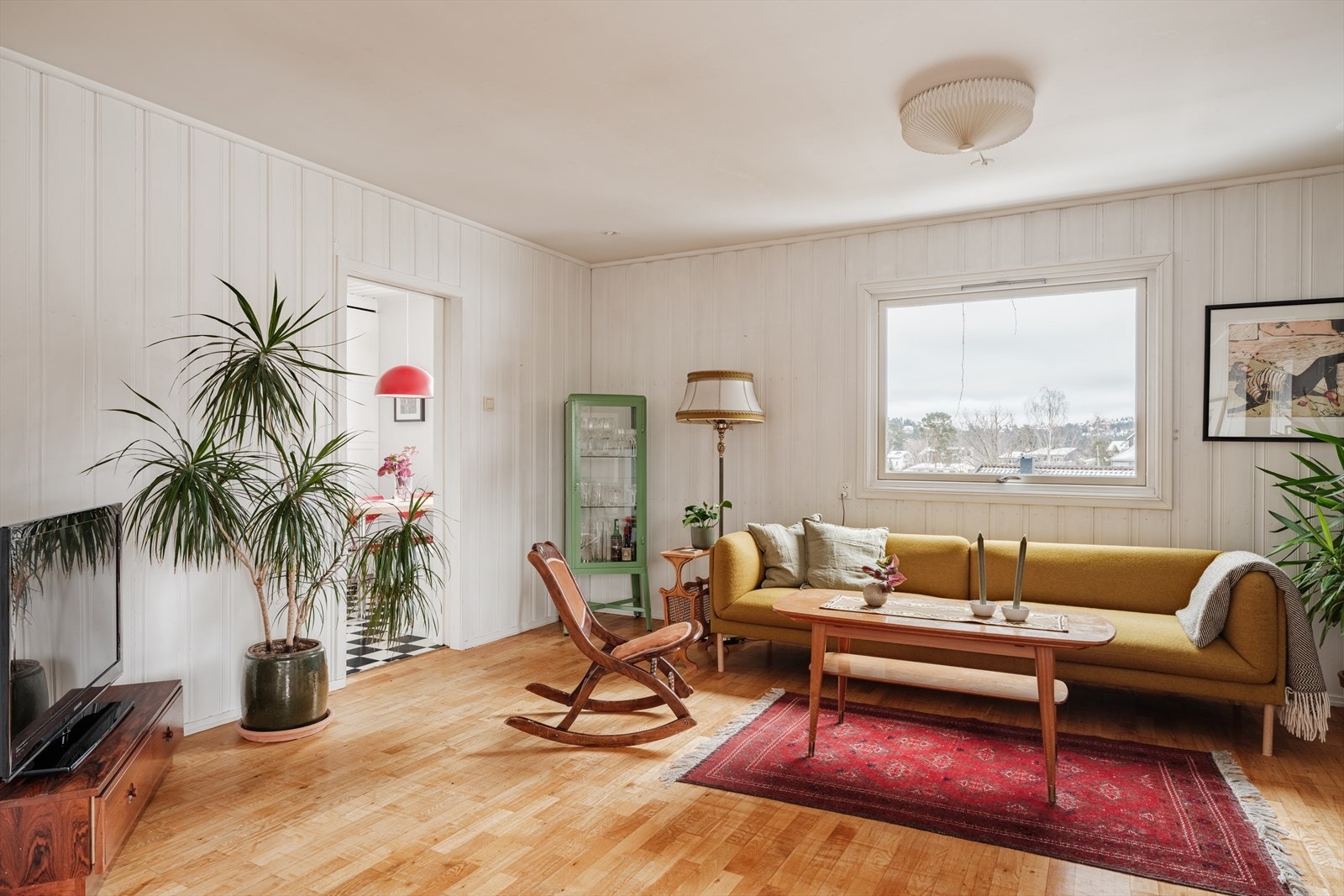 Praktisk med direkte adkomst til kjøkkenet fra stuen. Galleribilde