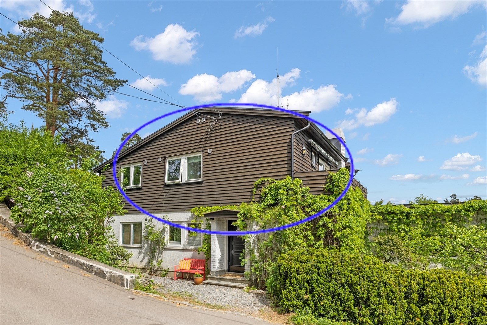 Døren på bilde går inn til denne seksjonen. Når man kommer inn i huset går man en trapp opp og man kommer til hoveddelen som er markert på bildet. Galleribilde