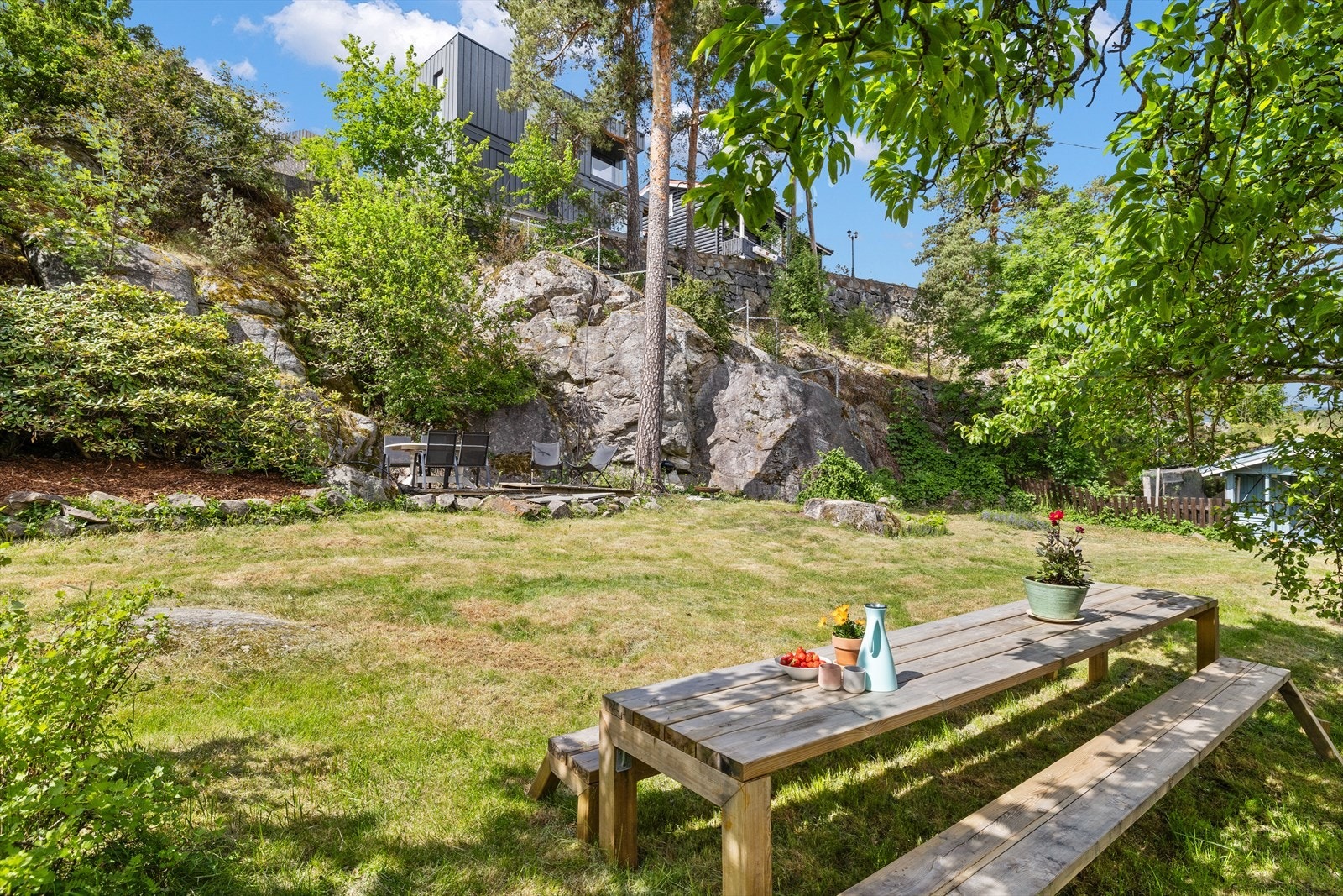 Den store hagen gir rikelig med plass til å skape ulike soner for både lek, avslapning og sosiale sammenkomster. Her er det god plass til utemøbler, grillplass, kjøkkenhage, drivhus eller andre prosjekter for den hageinteresserte. Galleribilde