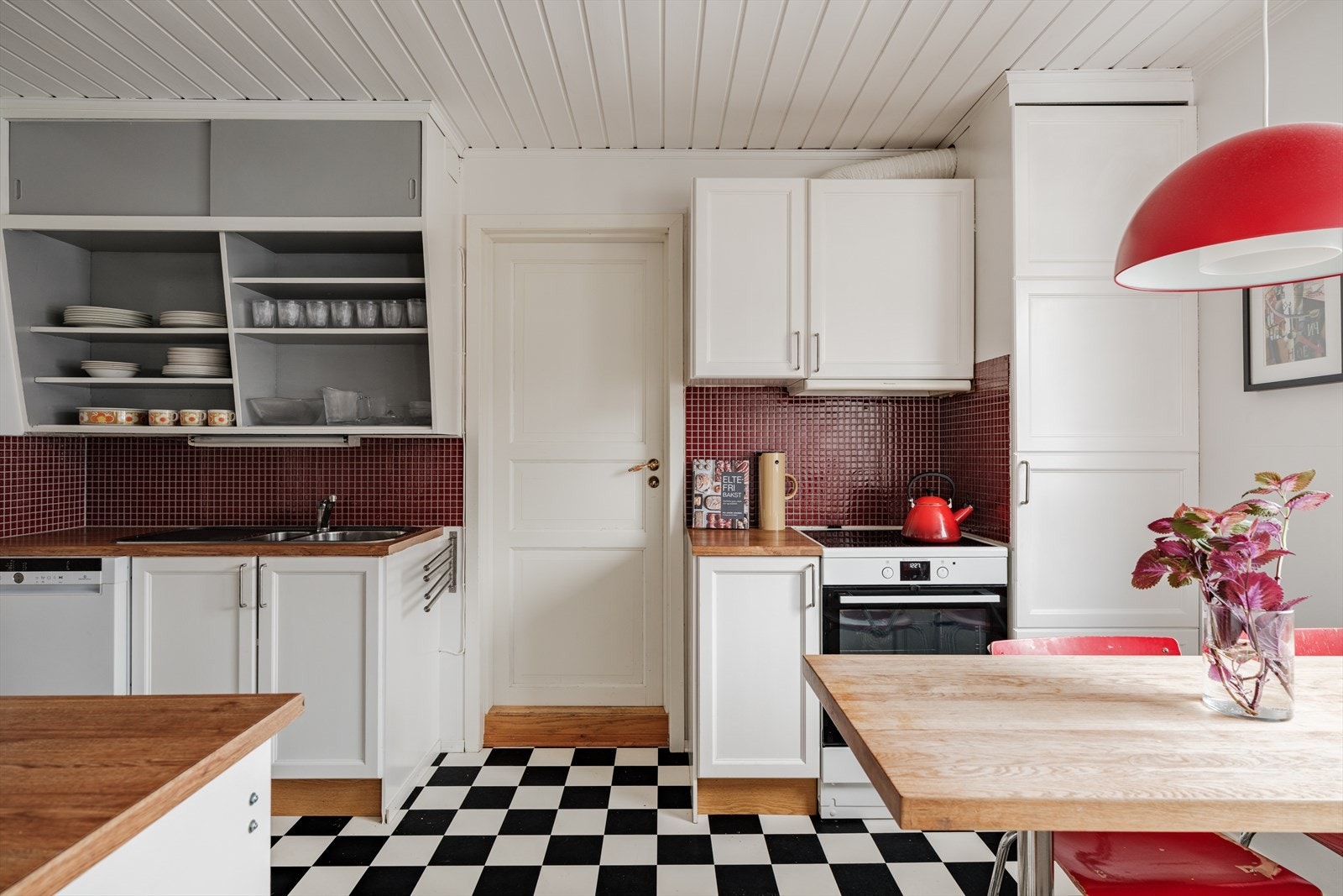 Noe av de originale kjøkkeninnredningen er beholdt noe som gir kjøkkenet særpreg og sjarm. Galleribilde