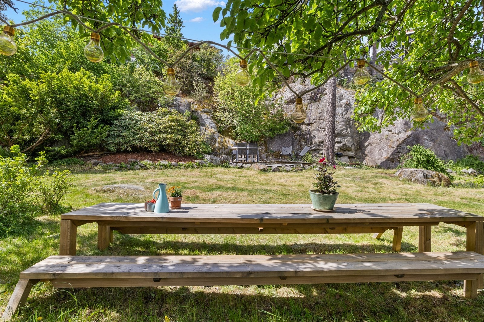 Eiendommen ligger på en eiet tomt på 1 728 kvm, hvor hver seksjon har vedtektsfestet bruksrett til cirka halvparten av arealet. Galleribilde