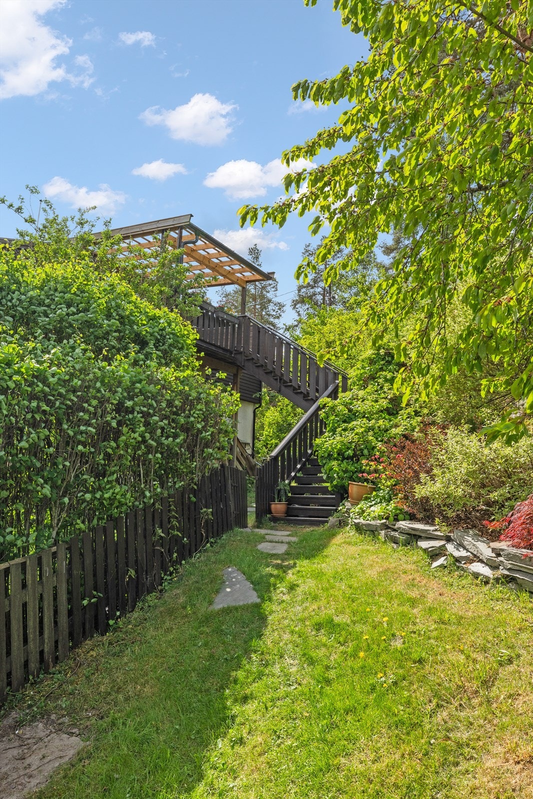 Fra terrassen har man en trapp som tar deg direkte ned til hagen. Galleribilde