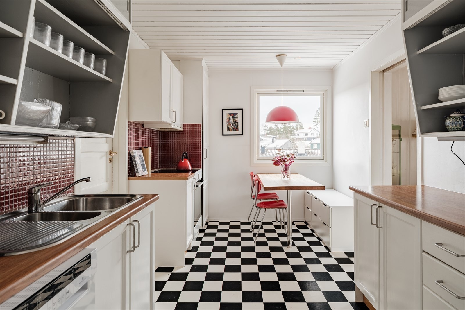 Hyggelig spiseplass ved vinduet med utsikt utover nærområdet. Galleribilde