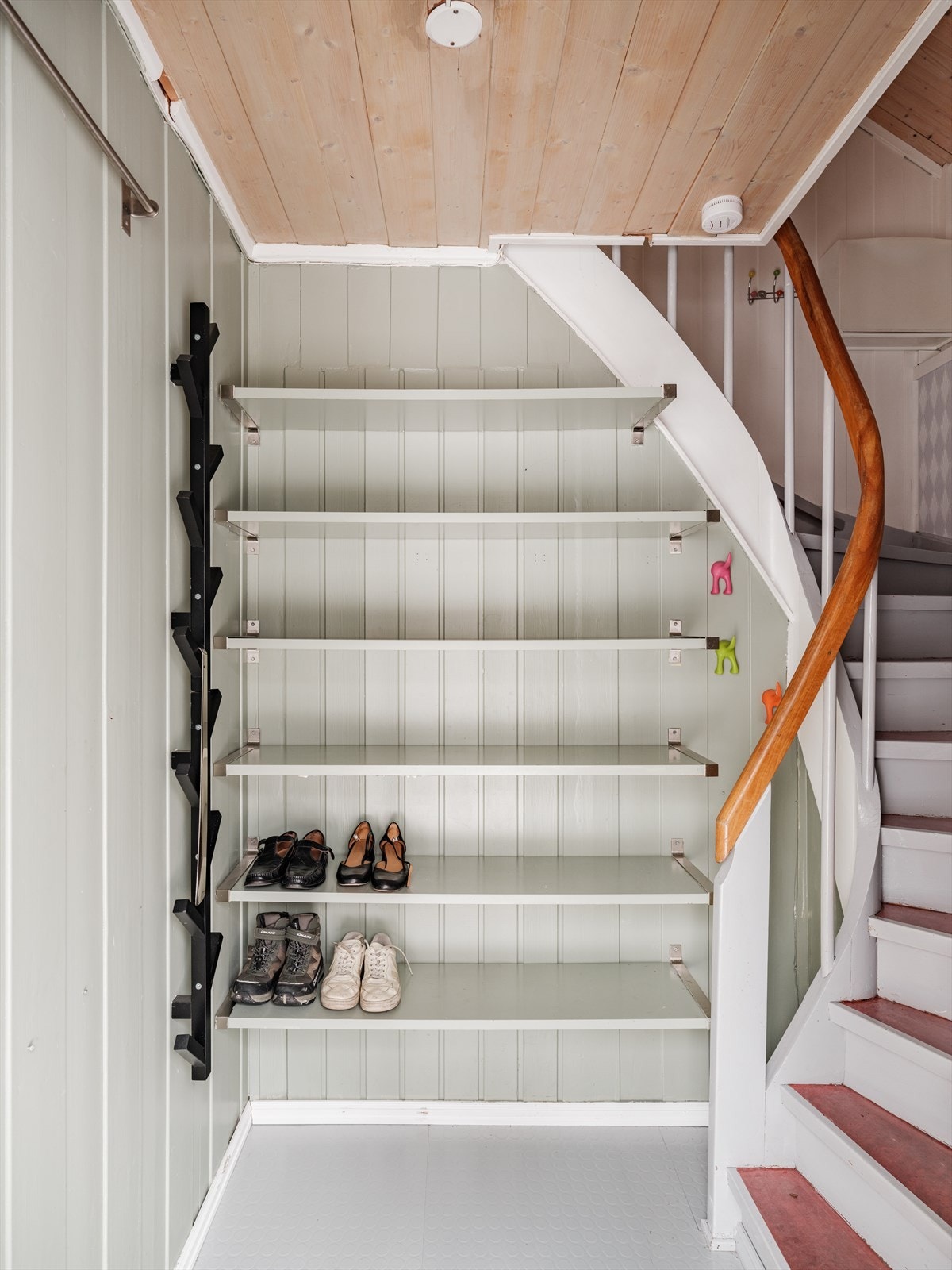 Inngangspartiet i 1. etasje. Til høyre i bildet ser man trappen som går opp til hoveddelen. Galleribilde