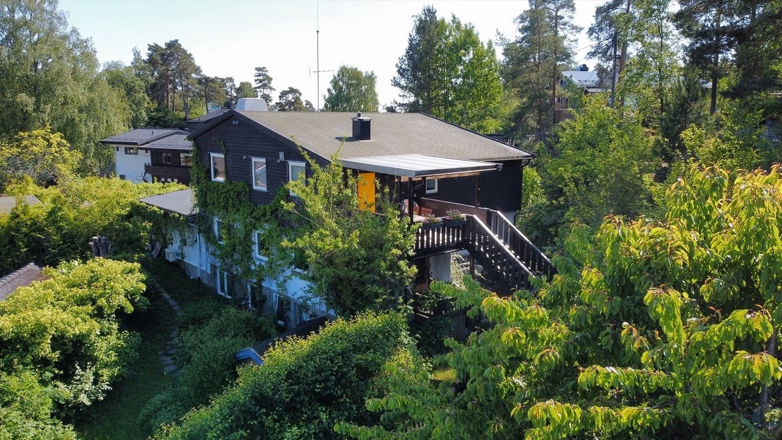 Fasade om sommeren. Galleribilde