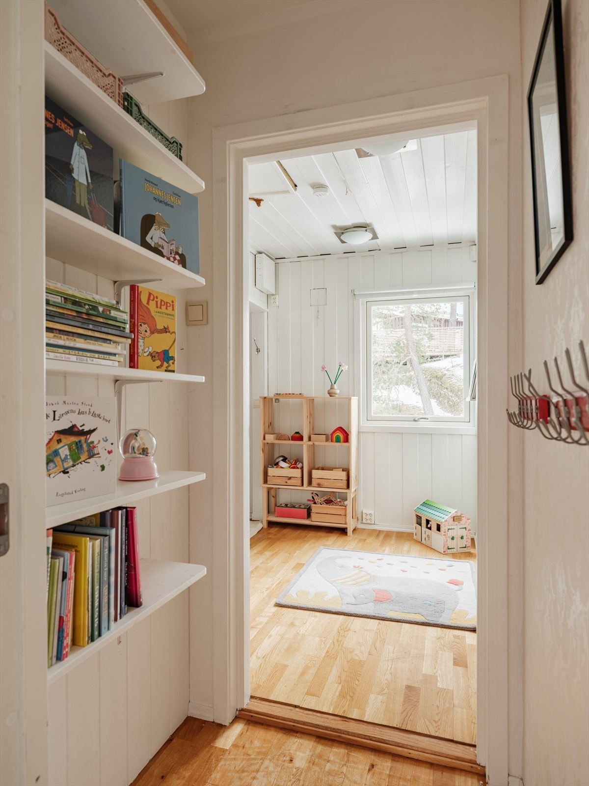 Soverom III har en liten mellomgang inn til rommet som blir brukt til et lite "bibliotek". Galleribilde