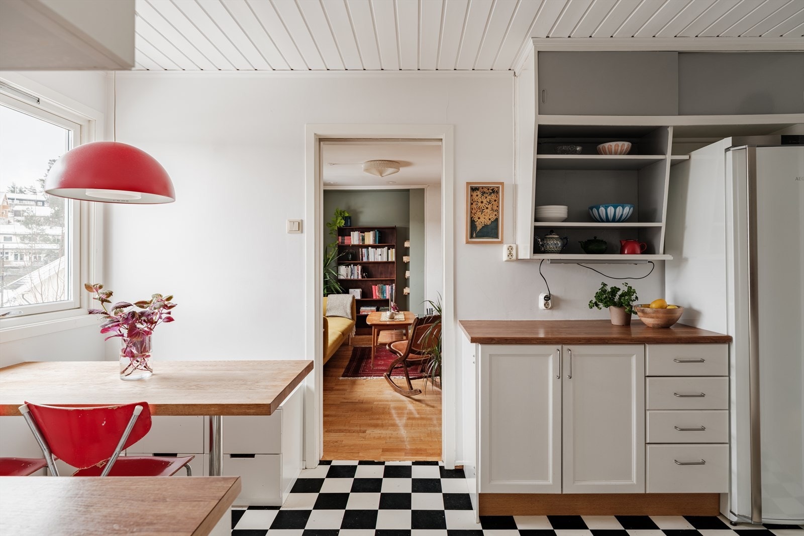 Romslig og separat kjøkken med plass til spisebord. Galleribilde