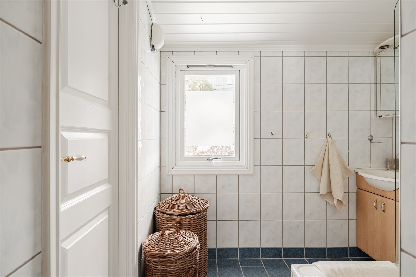 Fint og praktisk med vindu på bad som slipper inn godt med naturlig lys. Galleribilde