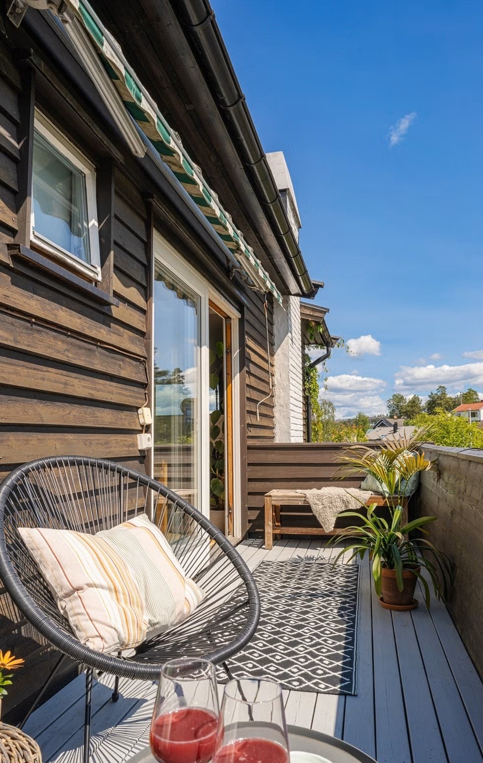 Utgang fra stuen til denne herlige balkongen. Bilde tatt om sommeren, lånt bilde fra forrige eier. Galleribilde