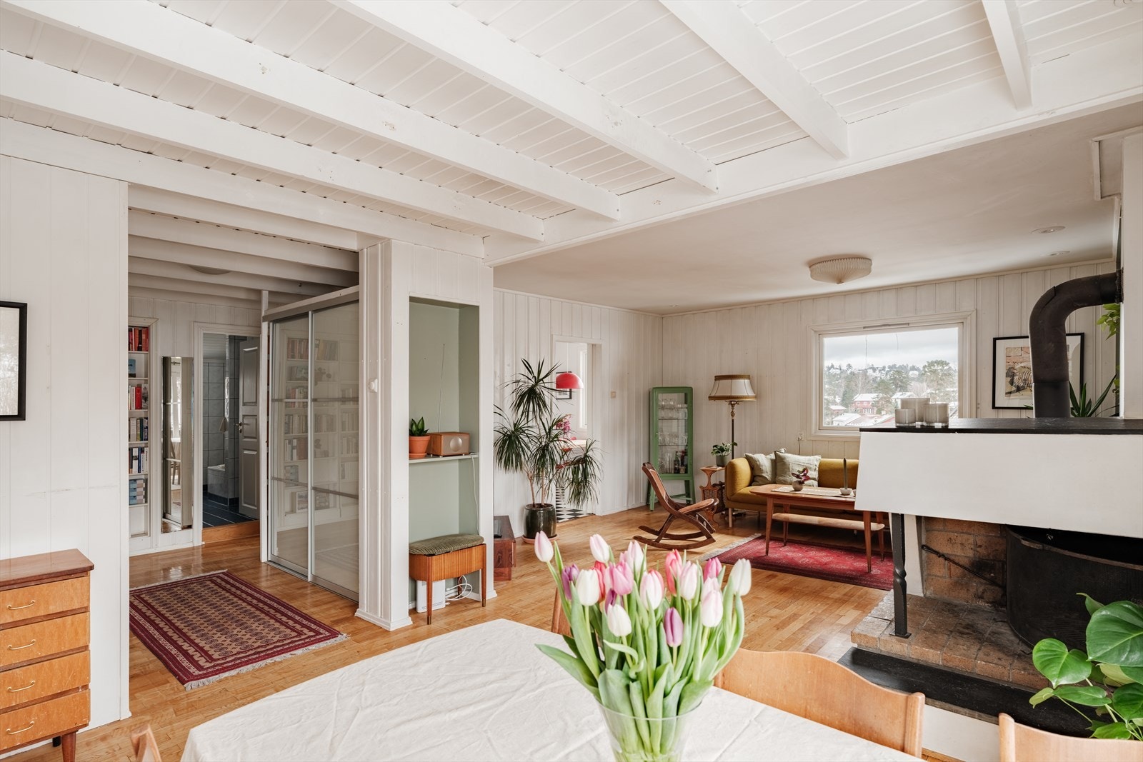 Stor og sosial stue med både åpen og lukket peis. Galleribilde