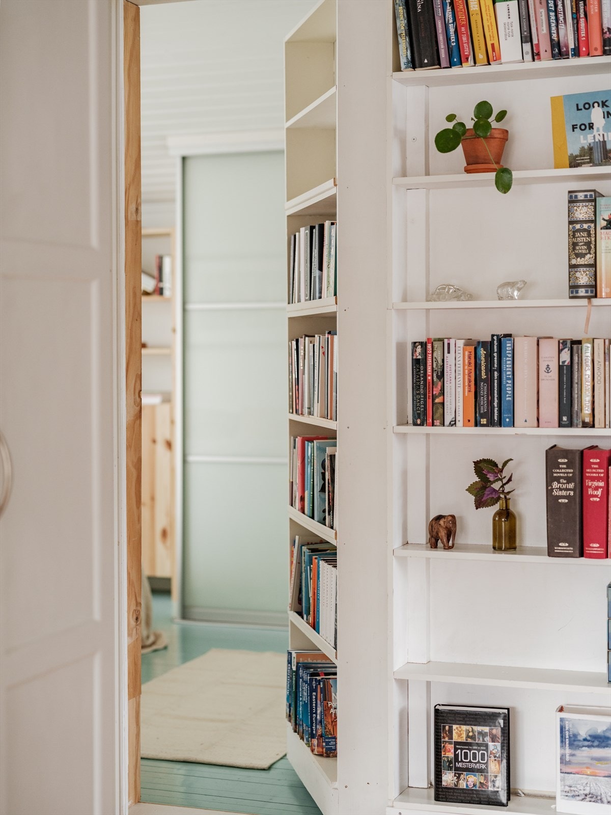 Legg til denne kule detaljen! Døren inn til hovedsoverommet er en skjult dør i bokhyllen. Galleribilde