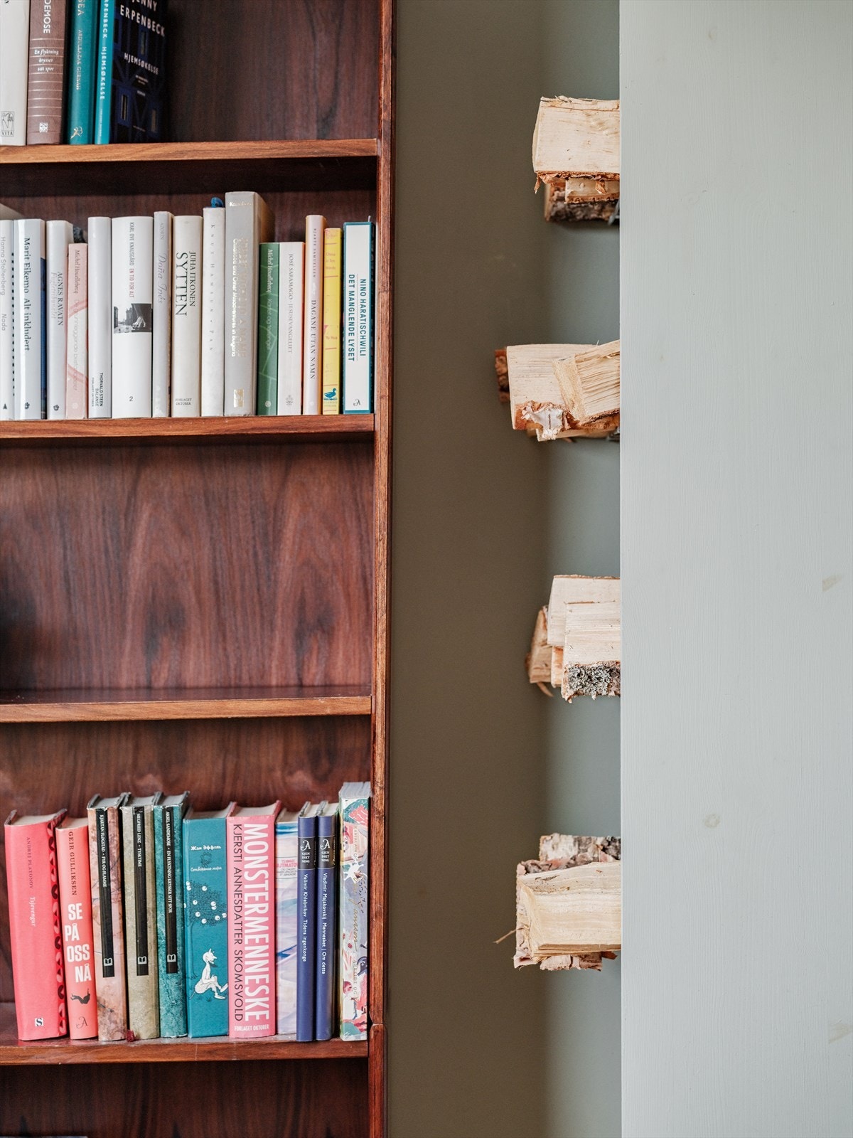 Legg merke til den plassbygde vedhyllen til høyre i bildet. Galleribilde