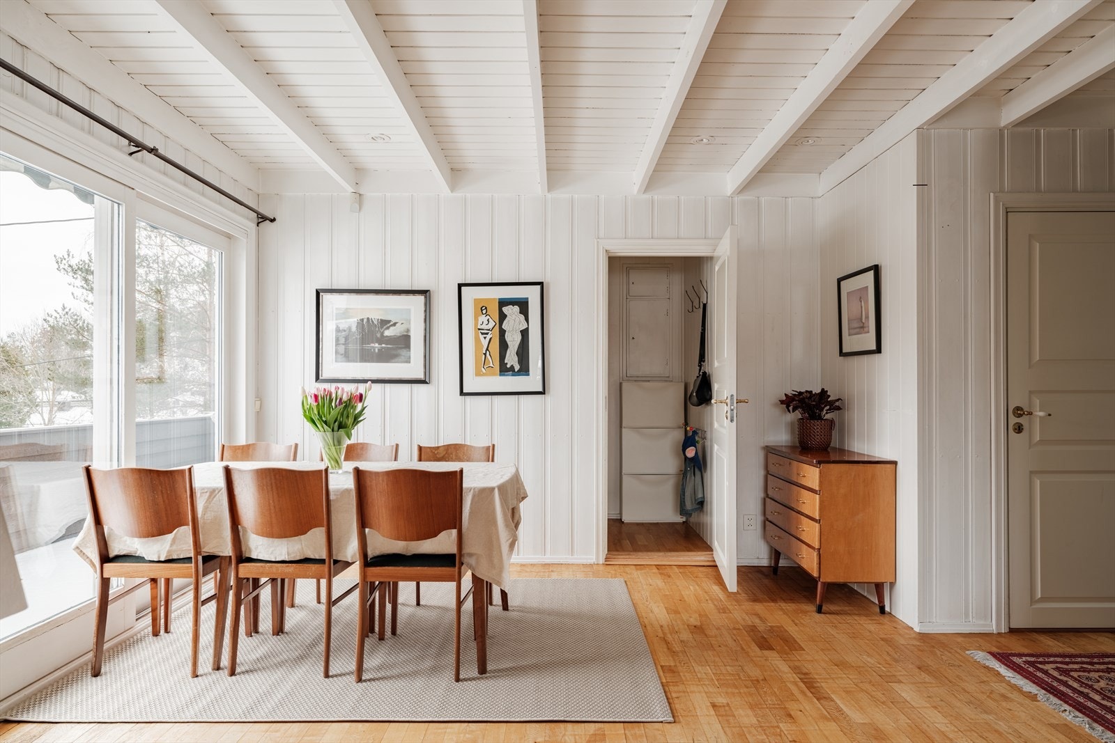 Velkommen inn! Boligen er sjarmerende med mange bevarte, originale detaljer. Galleribilde