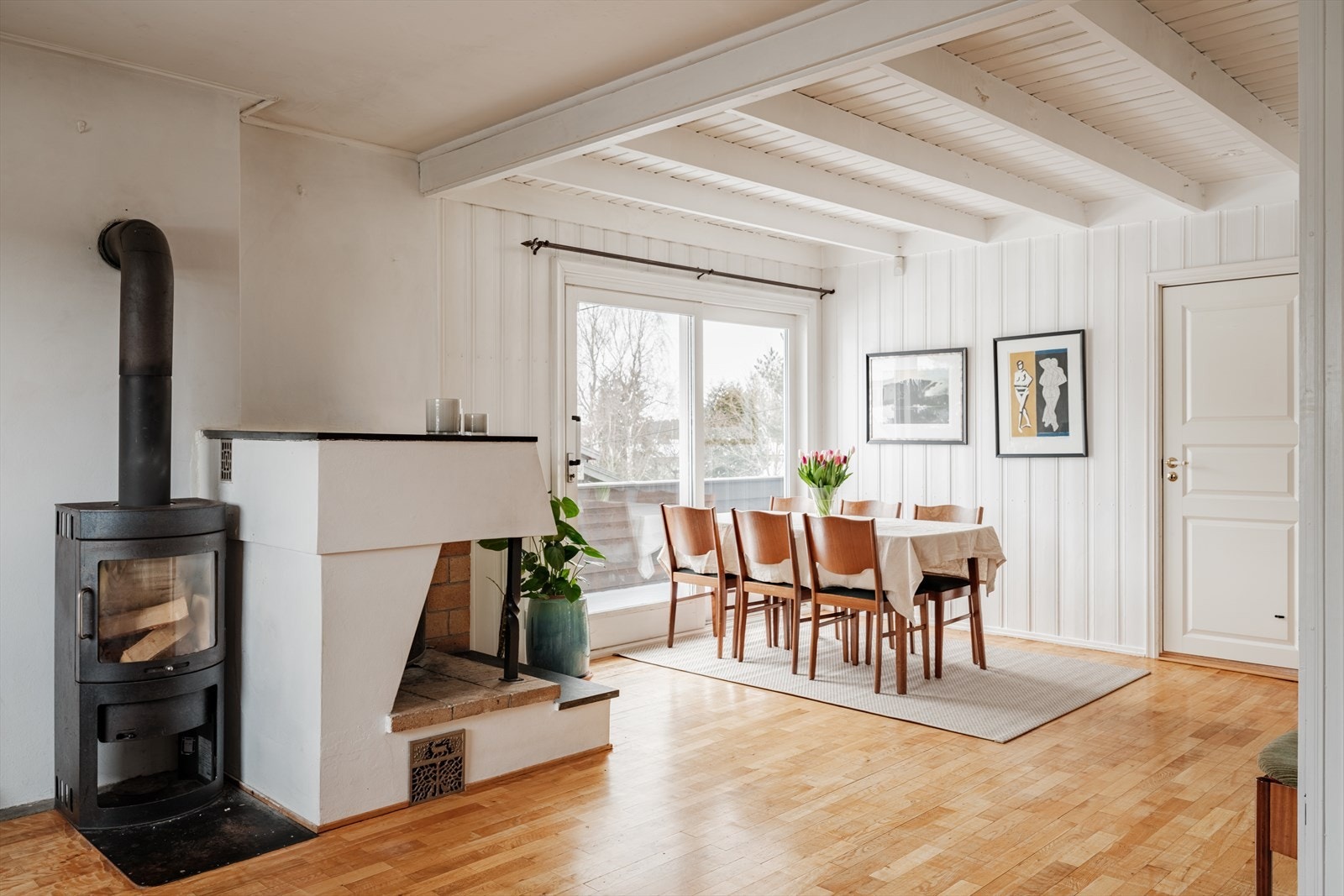 Seksjonen ligger i byggets toppetasje, noe som gir gode lys- og solforhold. Galleribilde