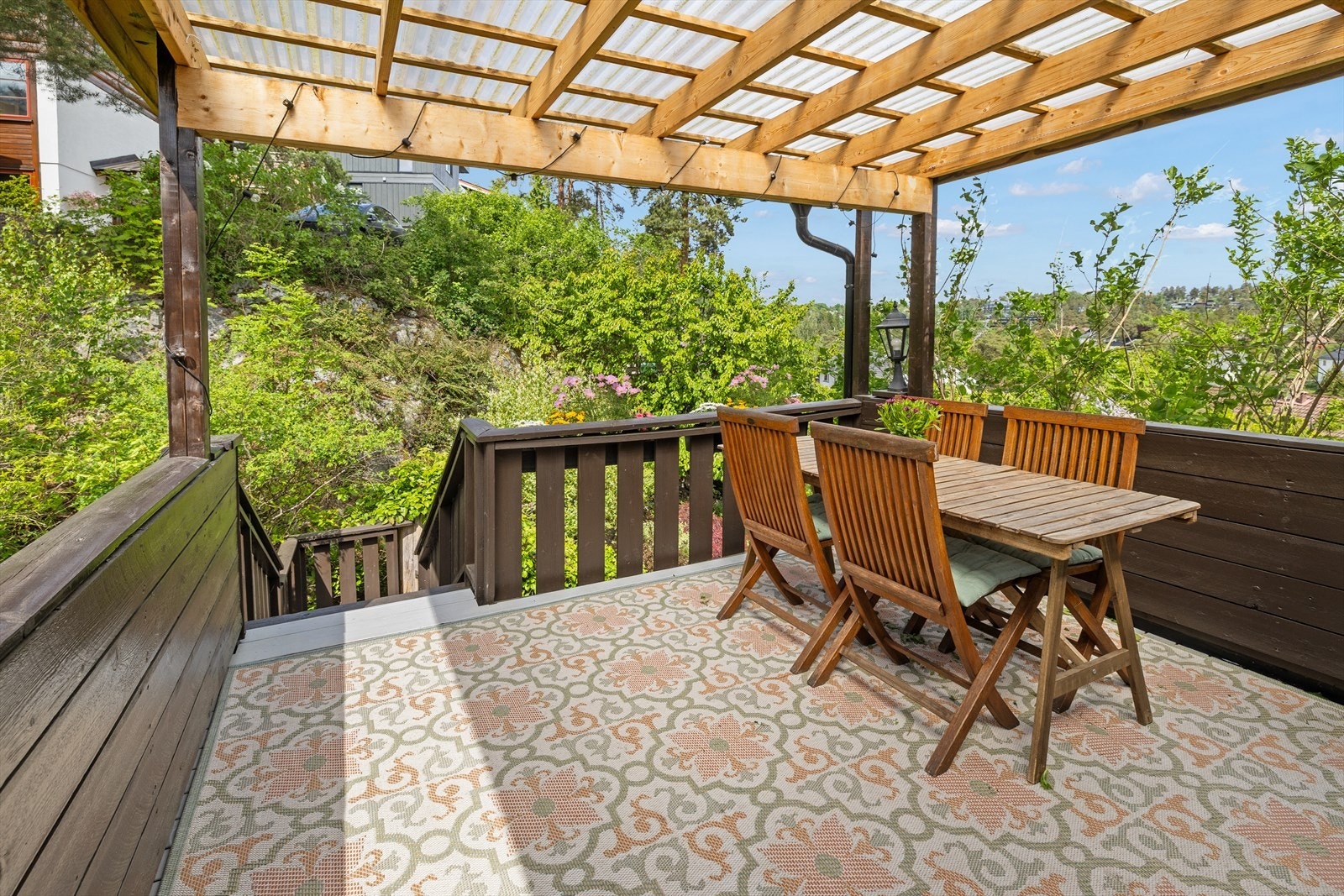 Fra vaskerommet har man utgang til denne herlige terrassen som er overbygget. Galleribilde