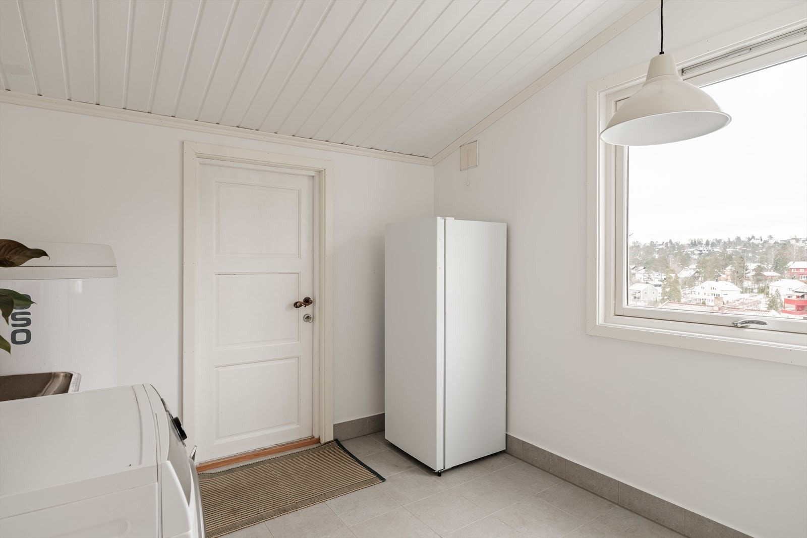 Romslig vaskerom som ble oppgradert i 2024, og som fremstår som funksjonelt og moderne. Gulvet er flislagt og har gulvvarme for økt komfort. Galleribilde