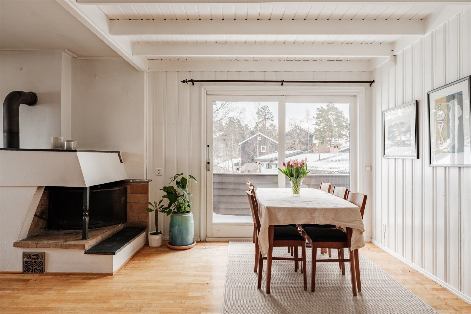 Store vindusflater i flere himmelretninger. Galleribilde