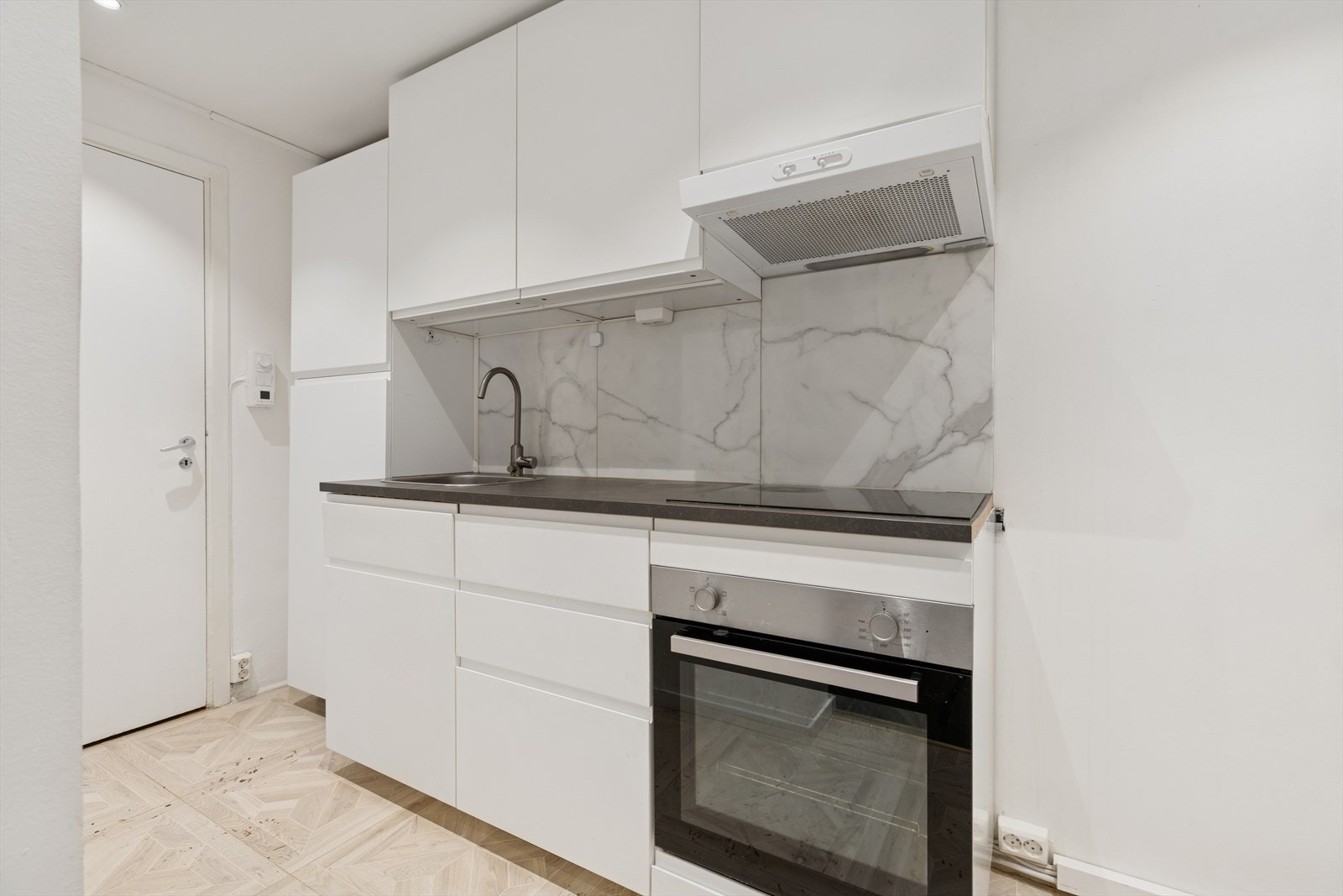 Innredningen har en slitesterk laminatbenkeplate og fliser på veggen mellom benk og overskap. Galleribilde