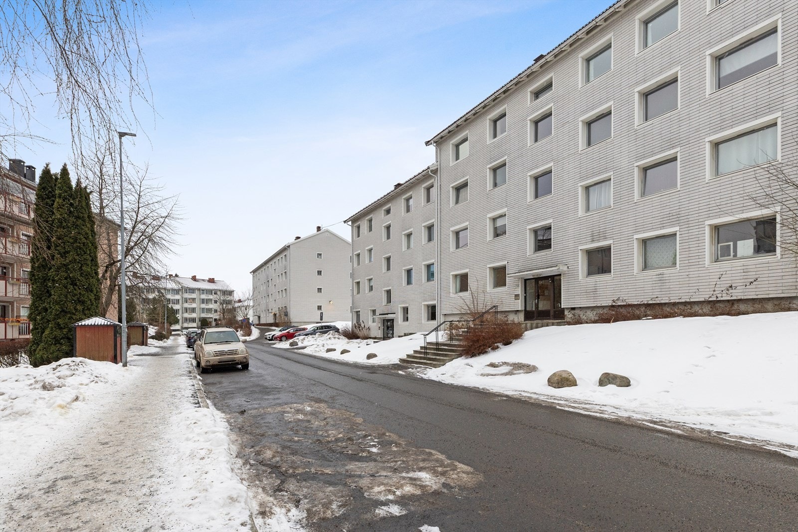 Beliggenheten er svært sentral med kort gange til Lambertseter T-banestasjon. Galleribilde