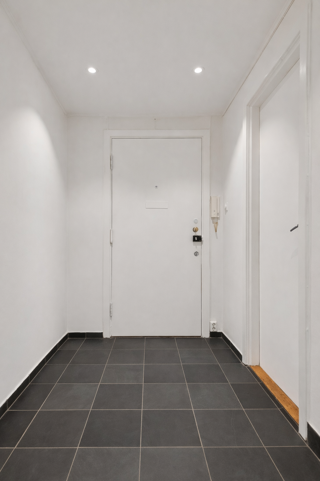 Entreen har fliser på gulvet og downlights i taket som gir god belysning. Galleribilde