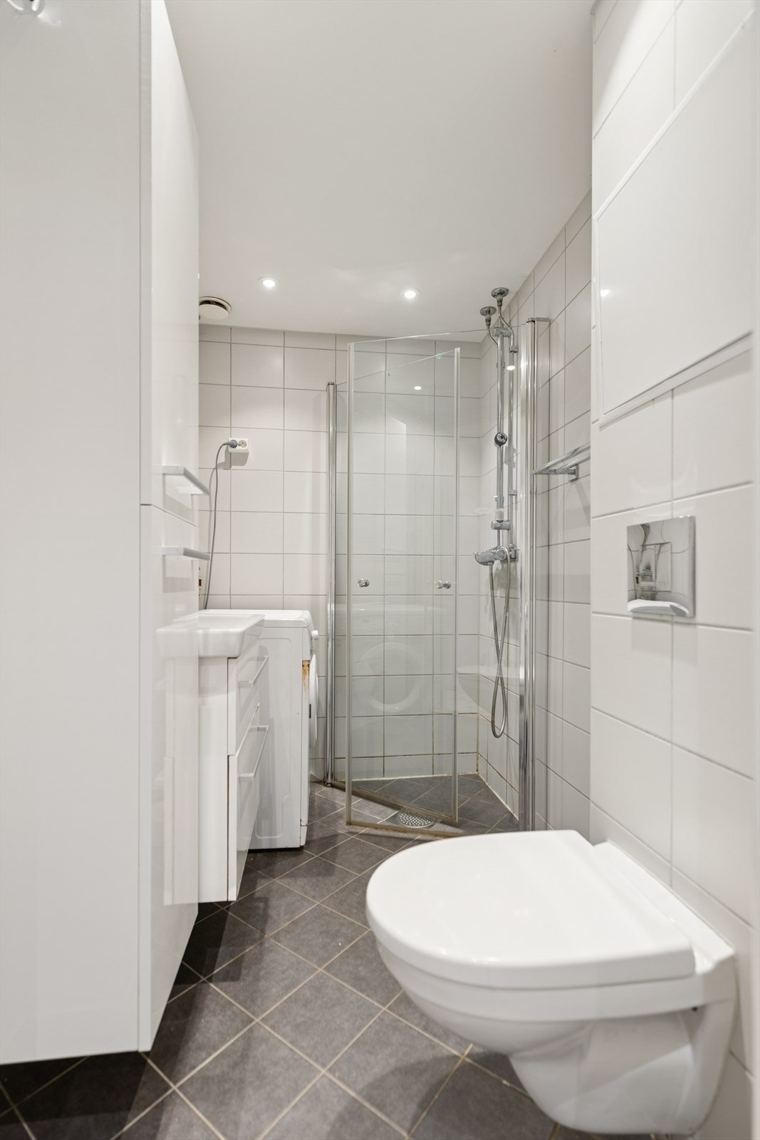 Lekkert, flislagt bad pusset opp i 2019 i regi av boligselskapet ved AF Byggfornyelse. Galleribilde