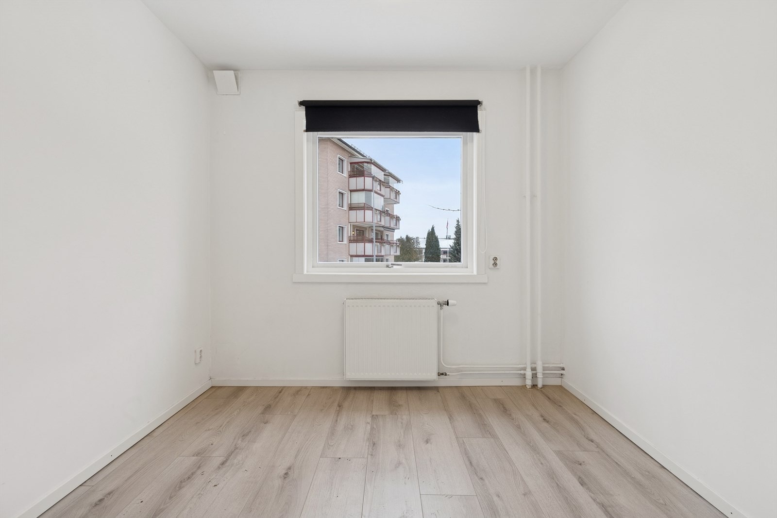 Lyst soverom med malte flater og laminat på gulvet, enkelt å innrede etter eget ønske. Galleribilde